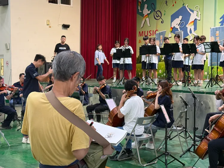 高樹長老教會牧師陳義仁於南州國中舉辦四校聯合校園場進行速寫。呂承哲攝