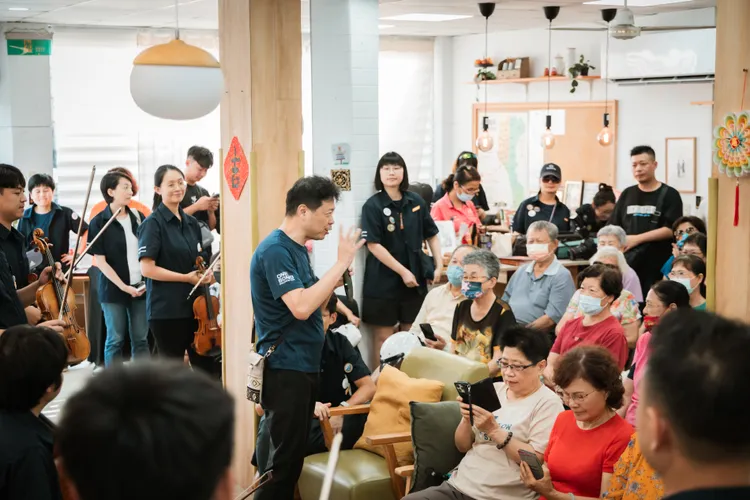 灣聲樂團於弘道老人福利基金會長者服務處演出。聯發科提供