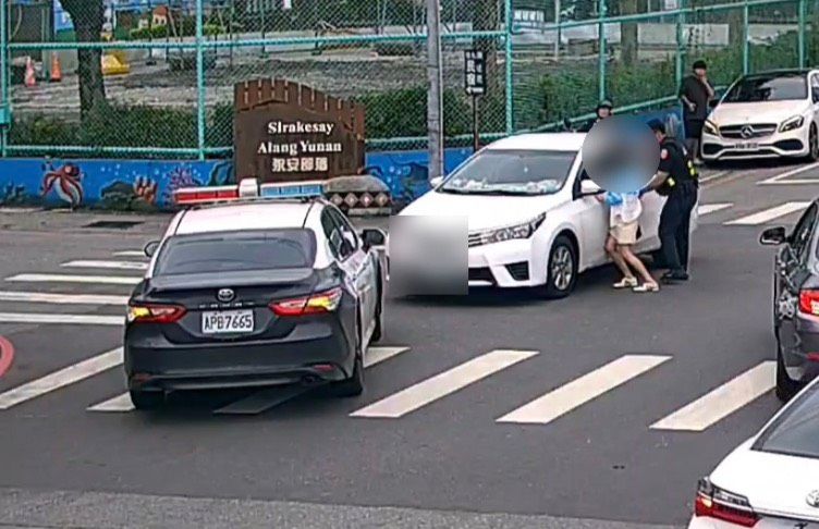 花蓮母子街頭爭吵14歲國中生竟將車開走 警棍破窗才停車