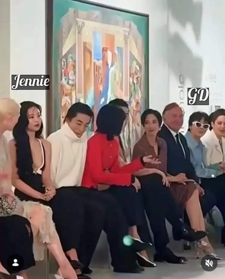 有網友發現Jennie和GD看秀時中間只隔了5個人。翻攝X