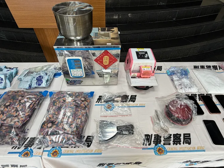 警方查獲自動分裝機、封膜機、分裝袋等證物，封膜機還是少見的粉色。民眾提供