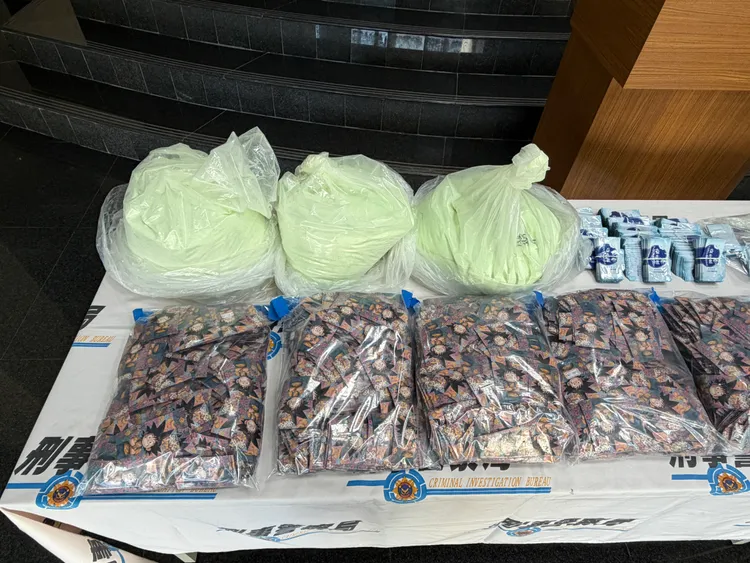 警方查扣毒品咖啡包3885包、原料卡西酮4包（重1836公克）。民眾提供