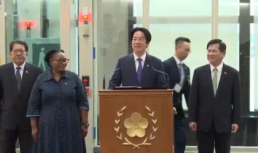 賴總統搭史王專機歸來！現身桃機發表談話