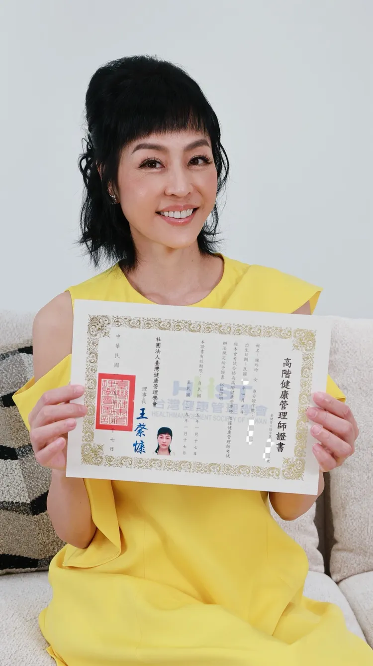唐玲拿著證書開心拍攝。經紀人提供