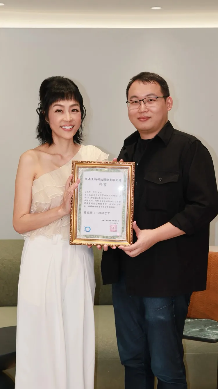唐玲拿著證書開心拍攝。經紀人提供