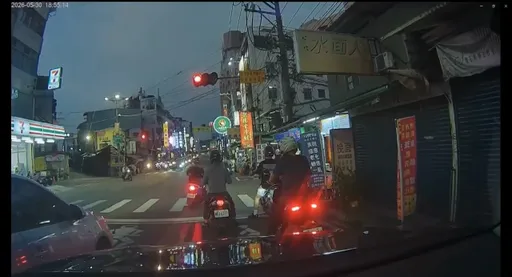 雙通緝犯毒駕拒檢闖紅燈狂逃！鳳警圍捕查獲喪屍菸彈　28張紅單重罰23萬
