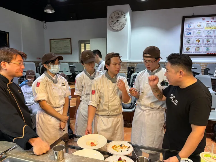 廖偉廷主廚品嘗學生實作餐點給予指導。翻攝畫面