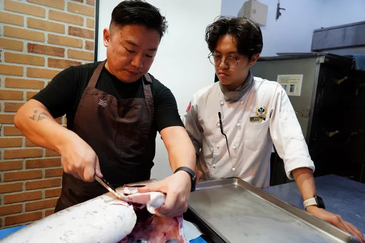 廖偉廷主廚一一解析從初始食材處理刀工。翻攝畫面