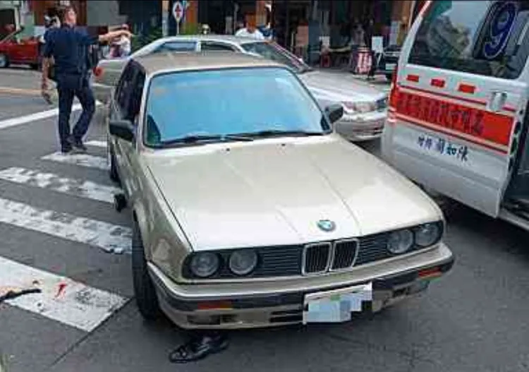 田男開BMW轎車落跑時，竟將當舖員工袁男輾過。翻攝畫面