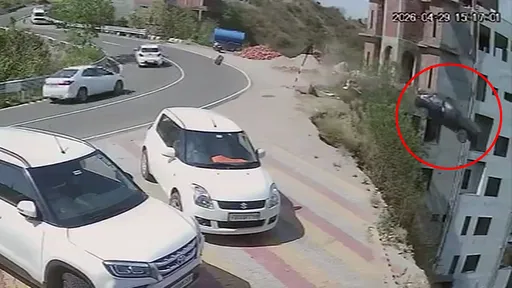 驚悚影片｜轎車「飛下山墜毀」雙亡　陡下連續彎遇爆胎失控