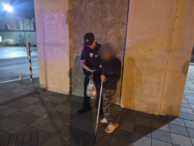 89歲陳翁獨自外出買食物卻因夜深迷路，幸遇熱心民眾協助報警，陳翁順利送返家。翻攝畫面