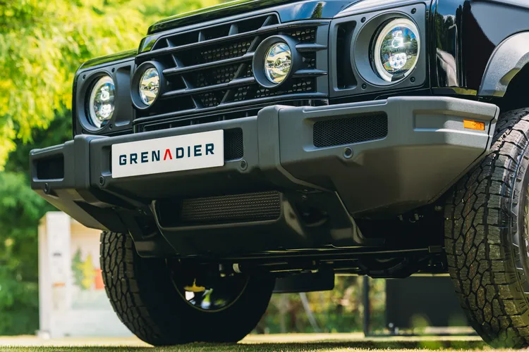 INEOS Grenadier Black Edition採用「Inky Black夜墨黑」黑化設計語彙，從車頭水箱護罩到下護板皆全面黑化，展現低調卻強烈的硬派氣勢。業者提供