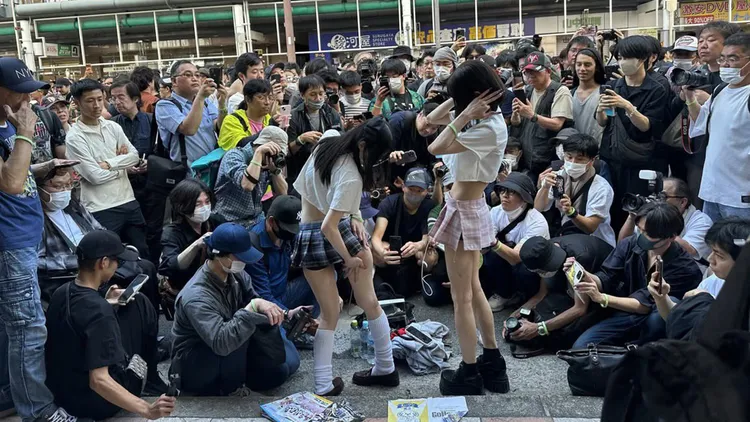 兩名女coser被眾多男生圍觀拍攝。翻攝自X