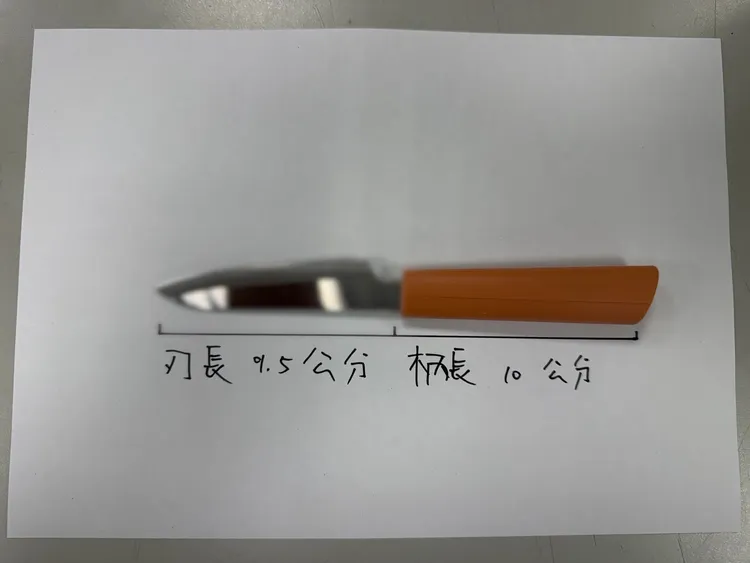 警方查獲水果刀。翻攝畫面