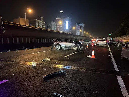 國1南下中壢路段5車追撞事故　4男受傷送醫