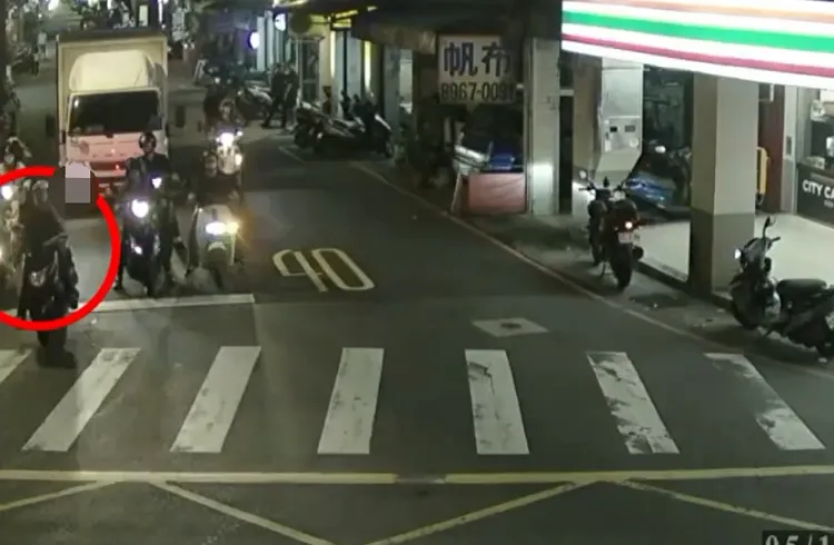 陳男邊騎車邊用手機被攔查。翻攝畫面