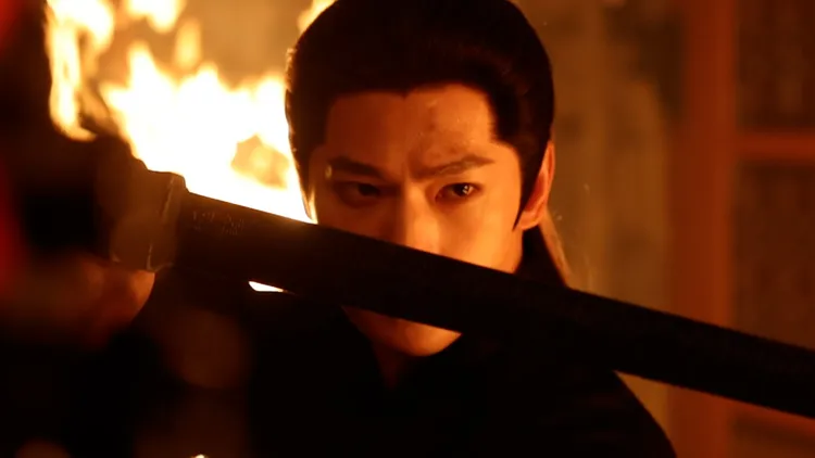 楊洋武俠招式連貫有力，武打功底紮實穩健。Disney+ 提供