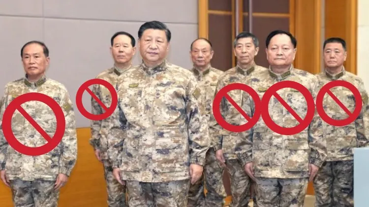 由中國國家主席習近平（左三）親自組成的中央軍委會，現在只剩下他與張升民（左四），其他人均被撤職查辦。翻攝解放軍網