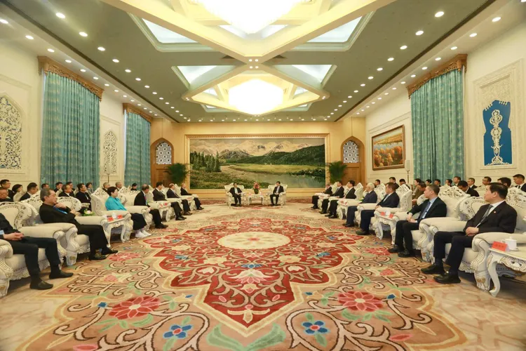 國民黨副主席張榮恭代表國民黨出席在北京舉辦的第三屆海峽兩岸中華文化峰會，今（11）日上午在人民大會堂與中共中央政治局常委王滬寧進行會見。國民黨提供