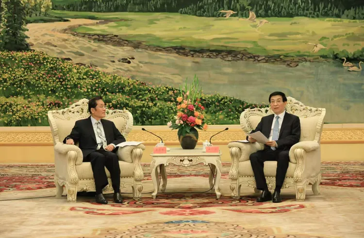 國民黨副主席張榮恭代表國民黨出席在北京舉辦的第三屆海峽兩岸中華文化峰會，今（11）日上午在人民大會堂與中共中央政治局常委王滬寧進行會見。國民黨提供
