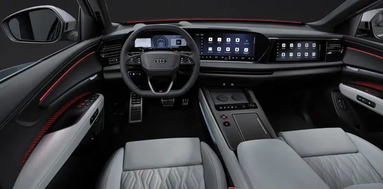 Audi Q9中控採用橫貫式大面積數位螢幕整合儀錶與多媒體介面，並搭配副駕資訊顯示功能。原廠照片
