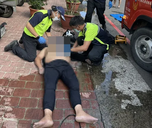 竹東工人清化糞池昏倒深坑　竹縣消防人員全副武裝入坑成功救命
