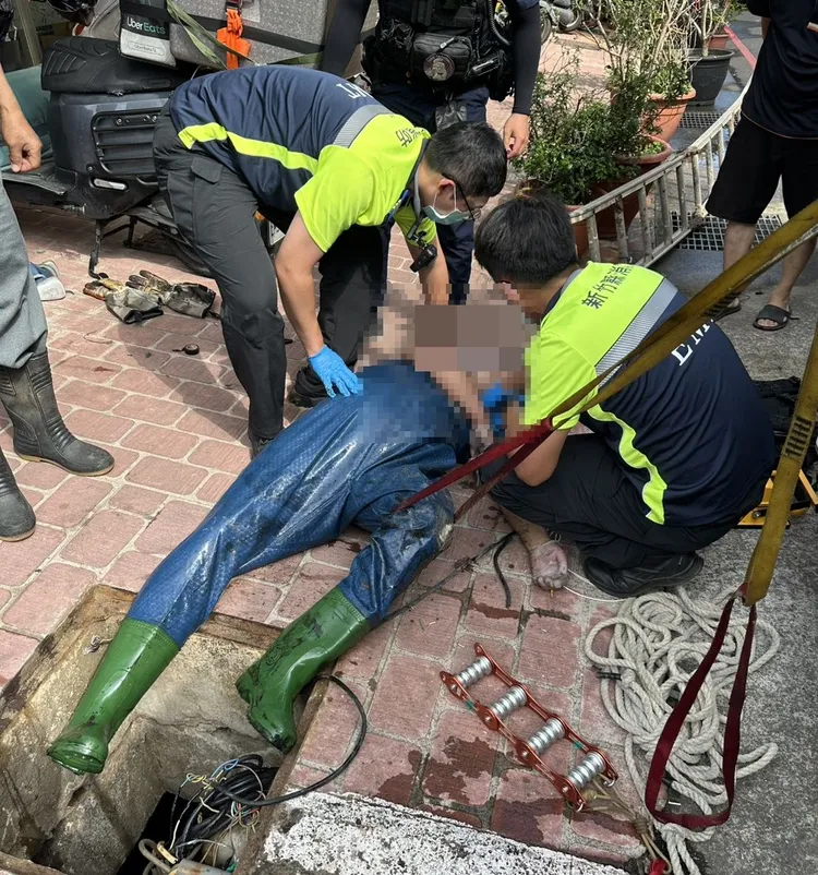 消防人員救出昏迷男子。新竹縣消防局提供
