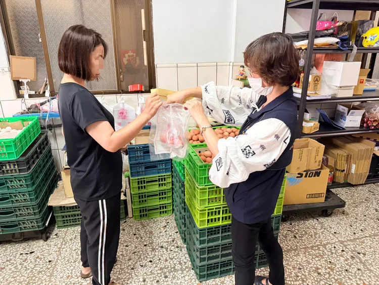 文雅畜牧場在移動管制期間仍出貨給台中龍忠蛋行，圖為台中市食安處案發後到該蛋行稽查。資料照片