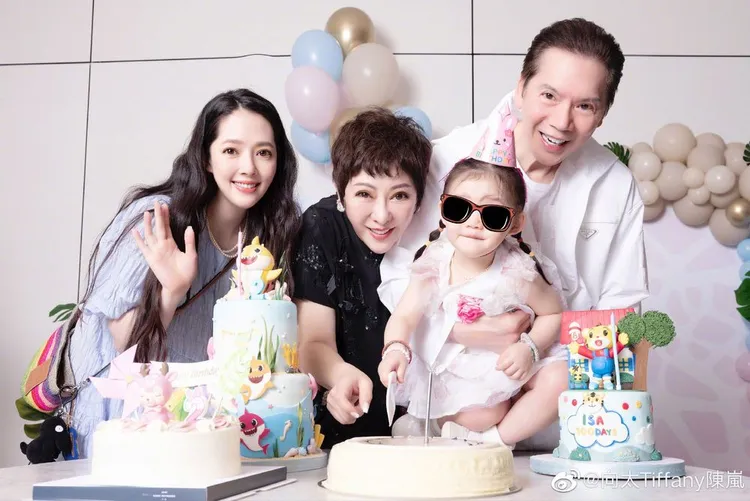 向華強和向太非常疼愛信任媳婦郭碧婷。翻攝向佐微博
