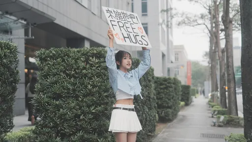 學霸女星升格人妻放下完美主義執念　走上街頭求抱抱