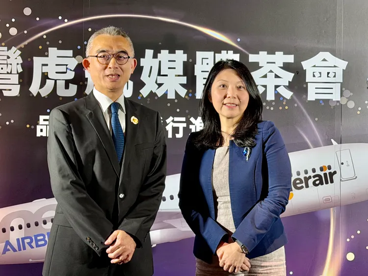 虎航董事長黃世惠（左）、新任總經理邱彰信。莊偉祺攝