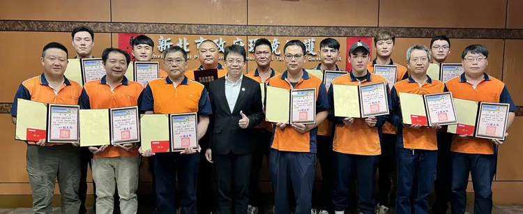 新北清潔隊廉潔事蹟表揚活動，局長程大維(圖中)與得獎人員合影。環保局提供