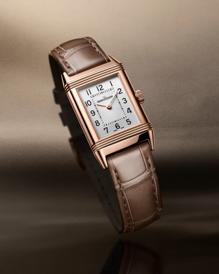 積家REVERSO CLASSIC SMALL MONOFACE翻轉系列腕錶小型款，35.78*21mm，18K玫瑰金錶殼，紋理圖案和垂直磨砂錶盤，灰褐色鱷魚皮錶帶，846型手動上鏈機械機芯，動力儲存50小時，防水深度30米，60萬元。 品牌提供