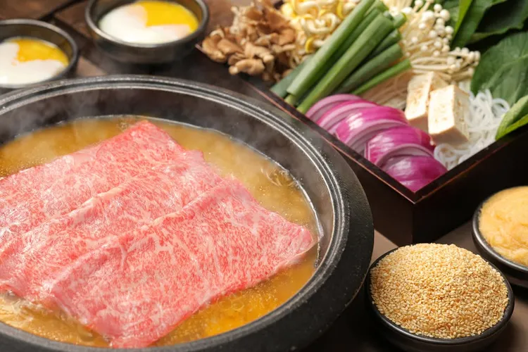 礁溪晶泉丰旅限定「寵媽食光・一泊二食」住房專案，入住可於館內三燔礁溪享用日本A5和牛壽喜燒吃到飽。晶泉丰旅提供