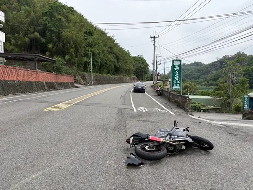 苗栗台3線白牌檔車迴轉遭大型重機擊落　2名騎士受傷送醫