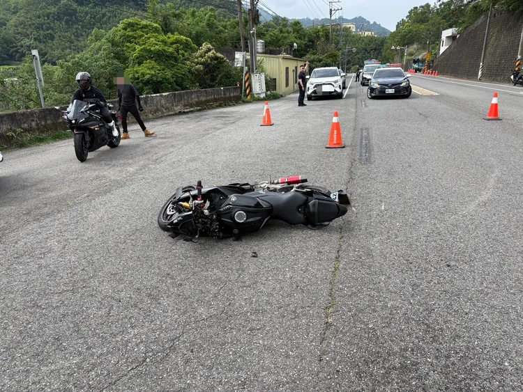 大型重機在台3線與白牌檔車發生碰撞，其他騎士停下來關心。民眾提供