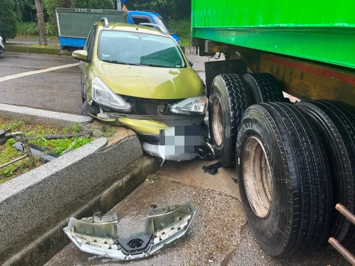 險成夾心餅乾！中壢路口曳引車與小客車「擦身而過」　幸僅虛驚一場