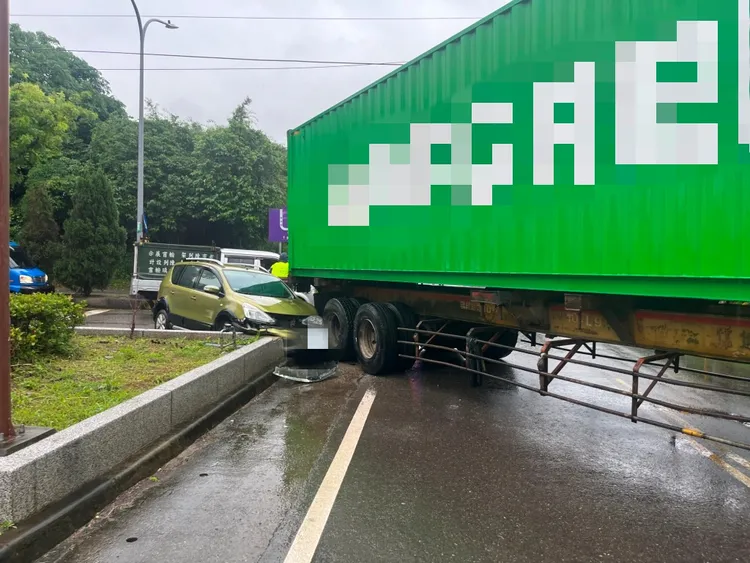 曳引車與小客車擦身而過。中壢警分局提供