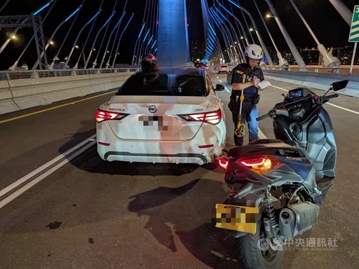 淡江大橋通車首起車禍　重機和小客車擦撞