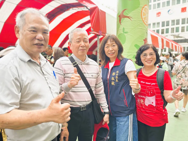 林口區長鄭淑敏與大家共同感受「萬人吃飯擔」的魅力。公所提供