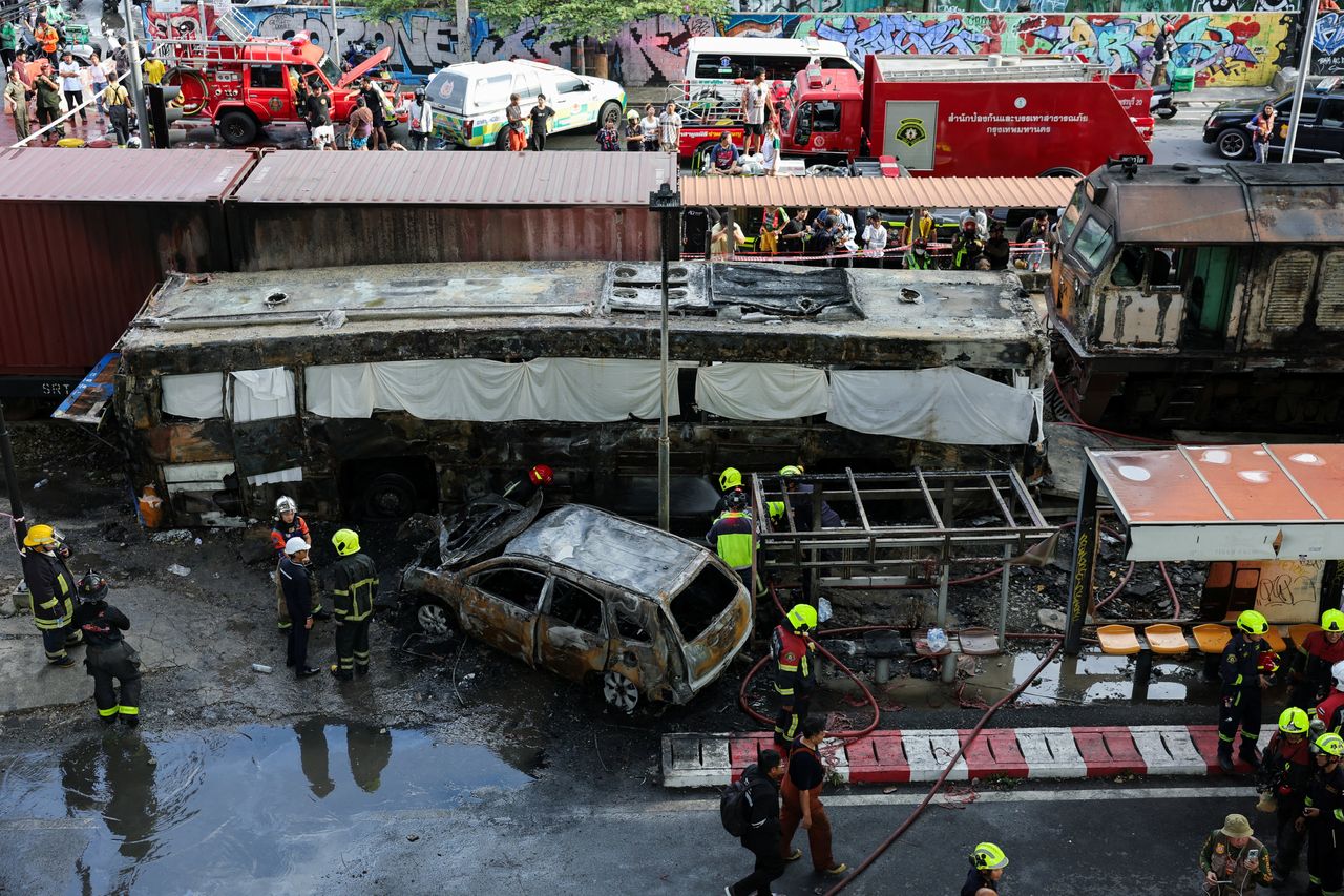 曼谷火車撞巴士釀8死32傷 列車駕駛竟無照還涉毒駕