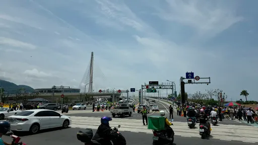 淡江大橋「機車道」單小時湧1820輛　主線匝道一度回堵至橋上