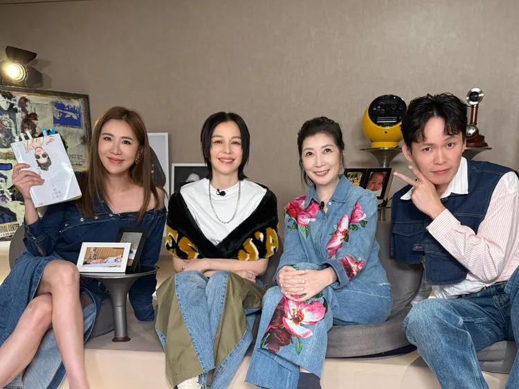 徐若瑄（左二）對小禎（左起）、黃嘉千、黃鐙輝談創作經歷，連嘔吐袋都是靈感。三立提供