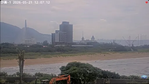 擎天崗野戰2.0！淡水沙崙男女海灘激戰　網酸：是擎天崗那對嗎？