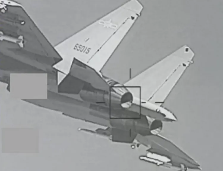 國軍F-16V戰機透過狙擊手莢艙監控共機。國防部提供