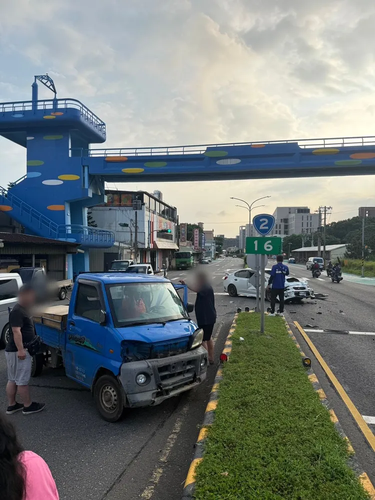 遭撞的小貨車。翻攝畫面
