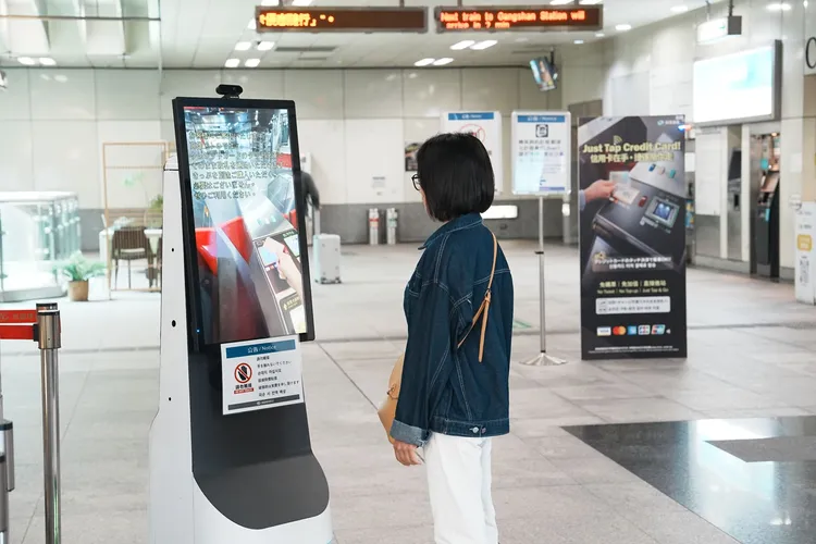 高捷近期於R4高雄國際機場站主要動線設置中、英、日、韓四語宣導海報及大型立牌。翻攝畫面