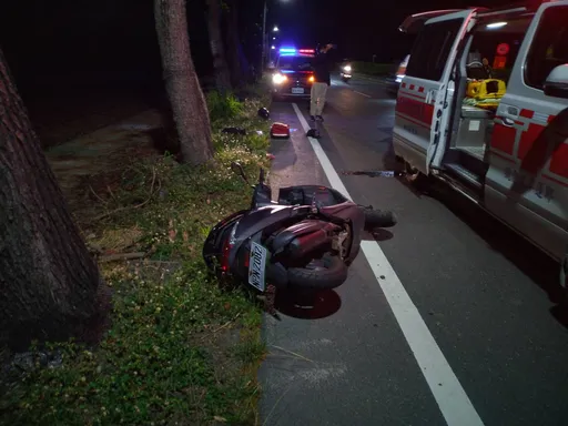 高雄路竹騎士暗夜自撞路樹　重傷送醫搶救不及
