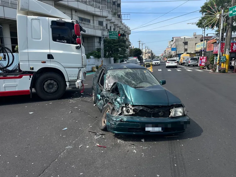 轎車半個車身凹陷變形，王姓阿伯僅受輕傷。民眾提供