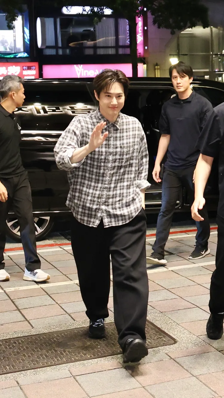 SUHO最早下車，對粉絲揮手打招呼。莊宗達攝